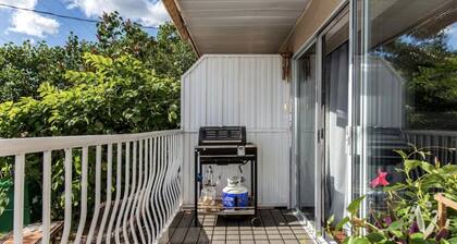 Cheery bright condo with garden space in lively neighborhood