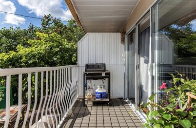 Cheery bright condo with garden space in lively neighborhood