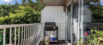 Cheery bright condo with garden space in lively neighborhood