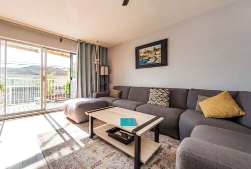 Cheery bright condo with garden space in lively neighborhood