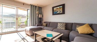 Cheery bright condo with garden space in lively neighborhood