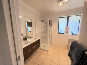 Badewanne, Haartrockner, Handtücher, Seife