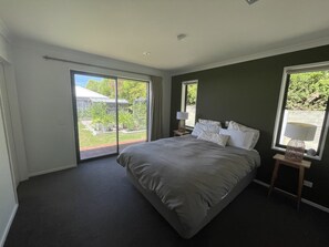 4 habitaciones, escritorio y tabla de planchar con plancha 