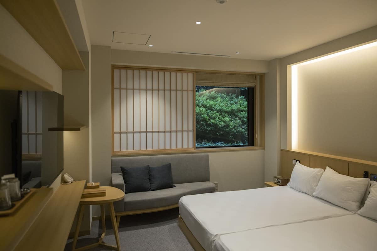 1 habitación y minibar con artículos gratuitos