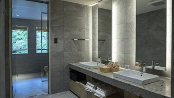 moksa Suite Twin, Non Smoking | Free minibar, in-room safe, soundproofing, free WiFi