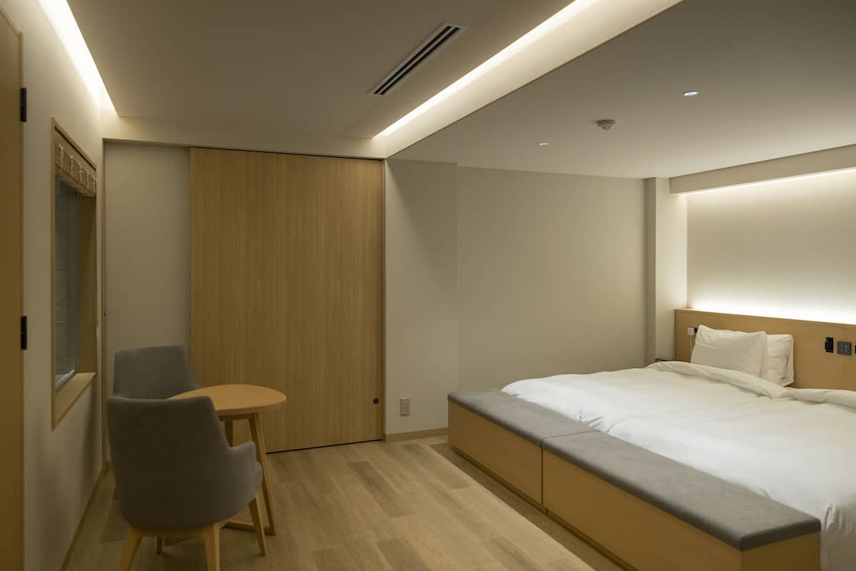 1 habitación y minibar con artículos gratuitos