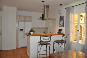 Een koelkast, een microgolfoven, een oven, een kookplaat