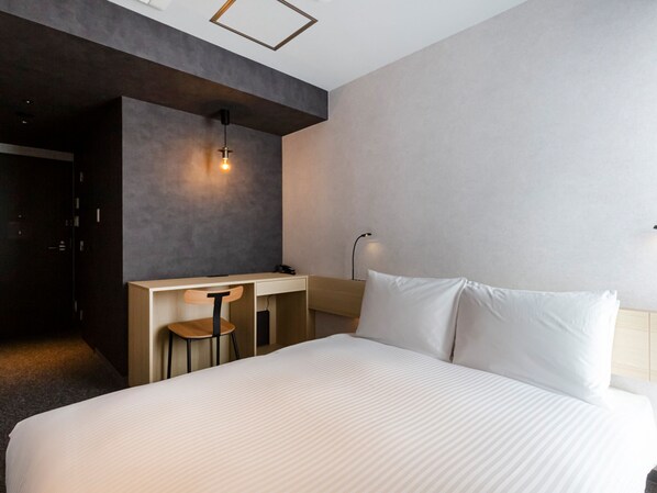 A modern hotel room with a large bed, a desk, and a chair. - AKABANEHOLIC HOTEL (Tokyo)