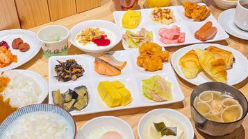 Una variedad de platos que incluyen arroz, huevos y mariscos sobre una mesa de madera.