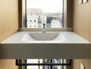 Premier-Zweibettzimmer, Nichtraucher | Daunenbettdecken, Zimmersafe, kostenloses WLAN, Bettwäsche