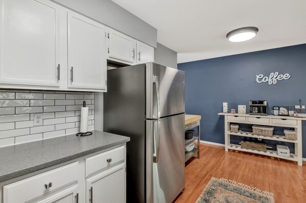 Fridge, microwave, oven, stovetop - Oasis, pool, new spa, indoor-outdoor dream (Wichita)