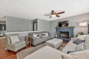 Smart TV - Oasis, pool, new spa, indoor-outdoor dream (Wichita)