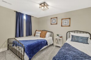 4 bedrooms, iron/ironing board, WiFi, bed sheets - Oasis, pool, new spa, indoor-outdoor dream (Wichita)