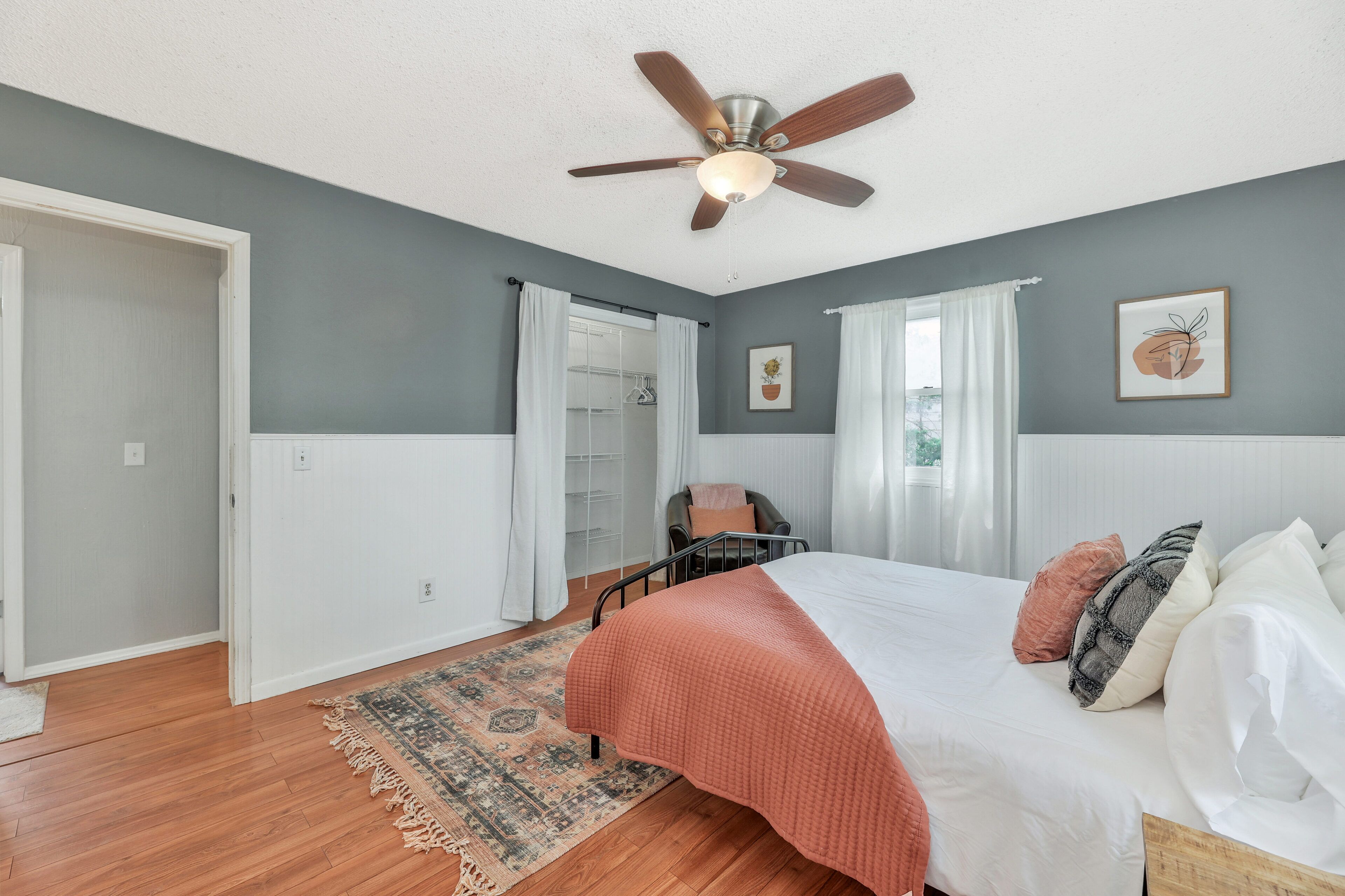 4 bedrooms, iron/ironing board, WiFi, bed sheets