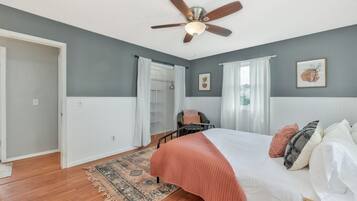 4 bedrooms, iron/ironing board, WiFi, bed sheets