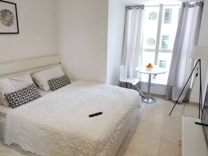 1 Schlafzimmer, Schreibtisch, Bügeleisen/Bügelbrett, Reisekinderbett