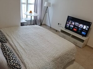 1 Schlafzimmer, Schreibtisch, Bügeleisen/Bügelbrett, Reisekinderbett