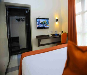 Deluxe Room with Lake View | Desk, bed sheets - Qaribu Inn Boutique Hotel Nairobi (Nairobi)