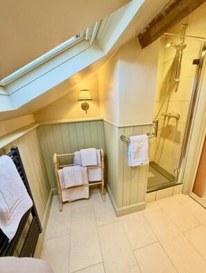 Cottage | Bathroom | Shower, deep-soaking bathtub, hair dryer, towels - Charming Atmospheric Cotswold Cottage (Swindon)