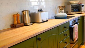 Cottage | Private kitchen - Charming Atmospheric Cotswold Cottage (Swindon)