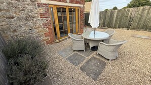 Cottage | Outdoor dining - Charming Atmospheric Cotswold Cottage (Swindon)
