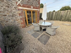 Cottage | Outdoor dining - Charming Atmospheric Cotswold Cottage (Swindon)