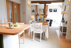 Cottage | Dining - Charming Atmospheric Cotswold Cottage (Swindon)