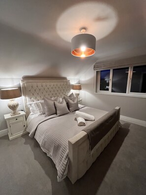 2 slaapkamers, een strijkplank/strijkijzer, reisbedje, wifi