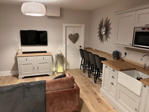 Smart-TV, peis, bøker og stereoanlegg