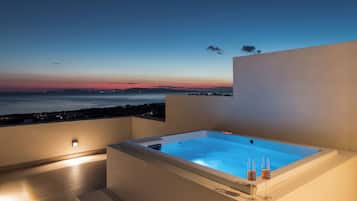 Pillowtop beds, in-room safe, desk, blackout drapes