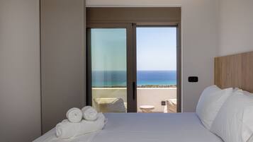 2Bedroom Suite with Jetted Tub | 4 quartos, camas com colchões pillow-top, cofres nos quartos