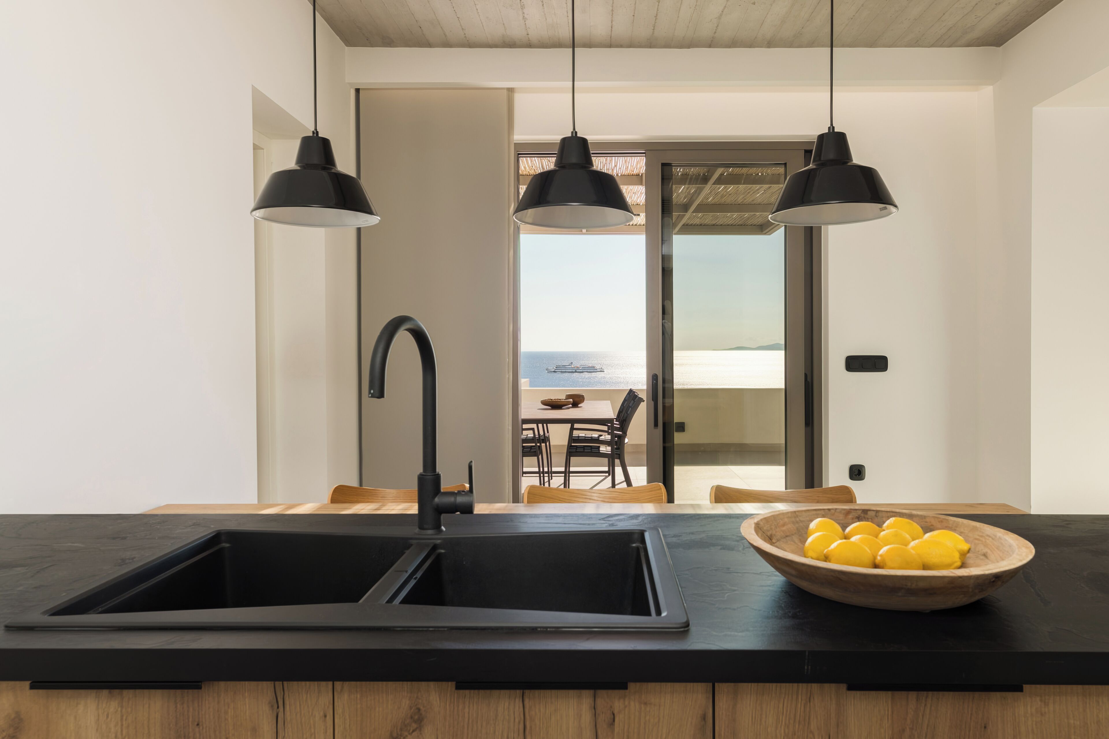 เตียงพร้อมฟูกเสริมที่นอน, ตู้นิรภัยในห้องพัก, โต๊ะทำงาน, ผ้าม่านกันแสง