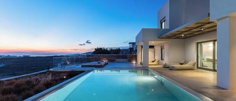 Colchones con pillow-top y caja de seguridad en la habitación