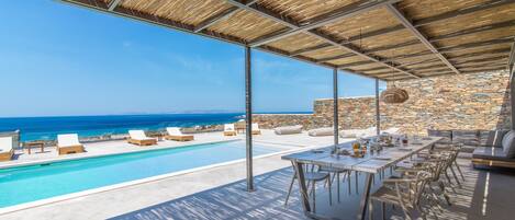 En sÀsongsöppen utomhuspool och solstolar