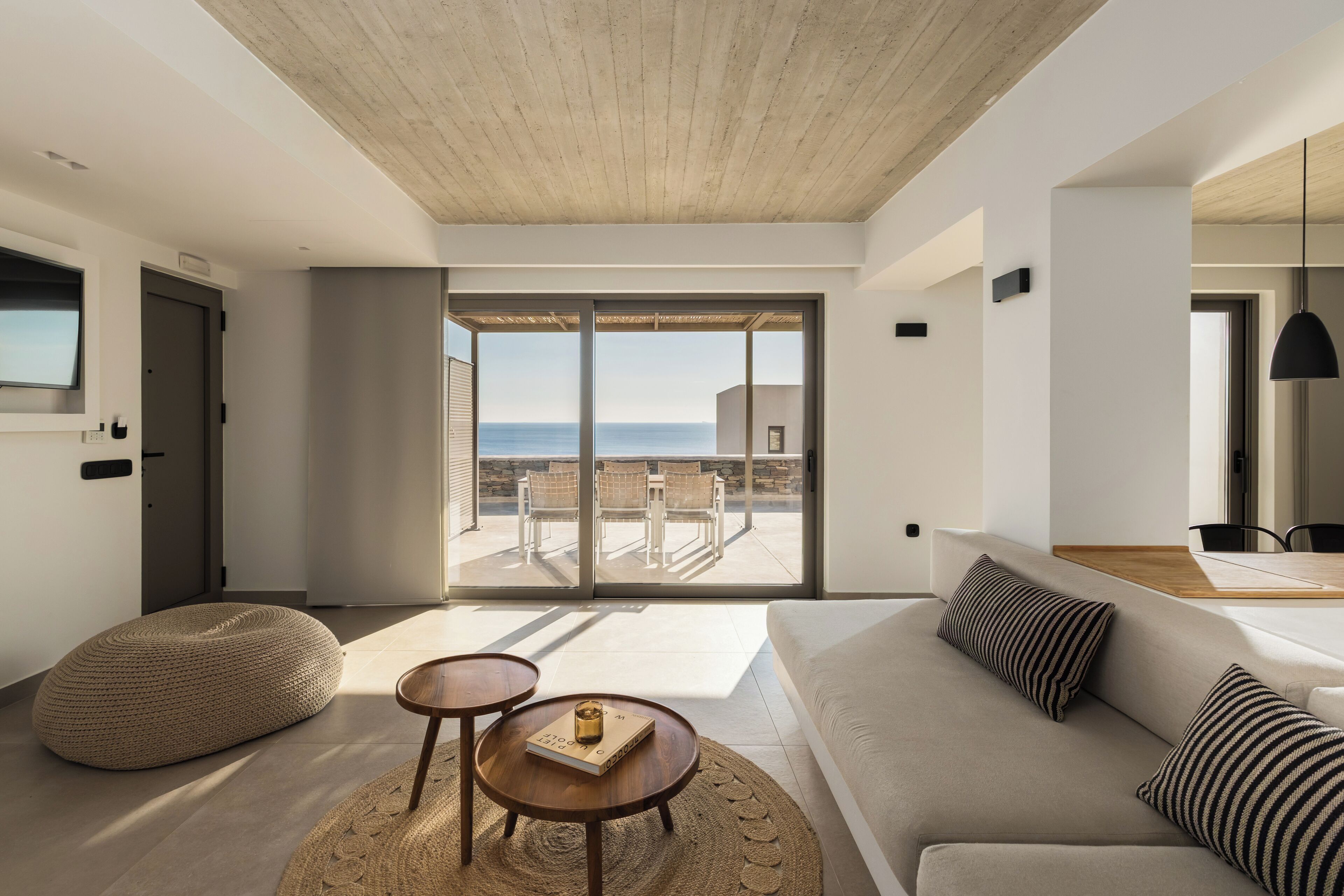 เตียงพร้อมฟูกเสริมที่นอน, ตู้นิรภัยในห้องพัก, โต๊ะทำงาน, ผ้าม่านกันแสง