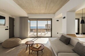 Pillowtop beds, in-room safe, desk, blackout drapes