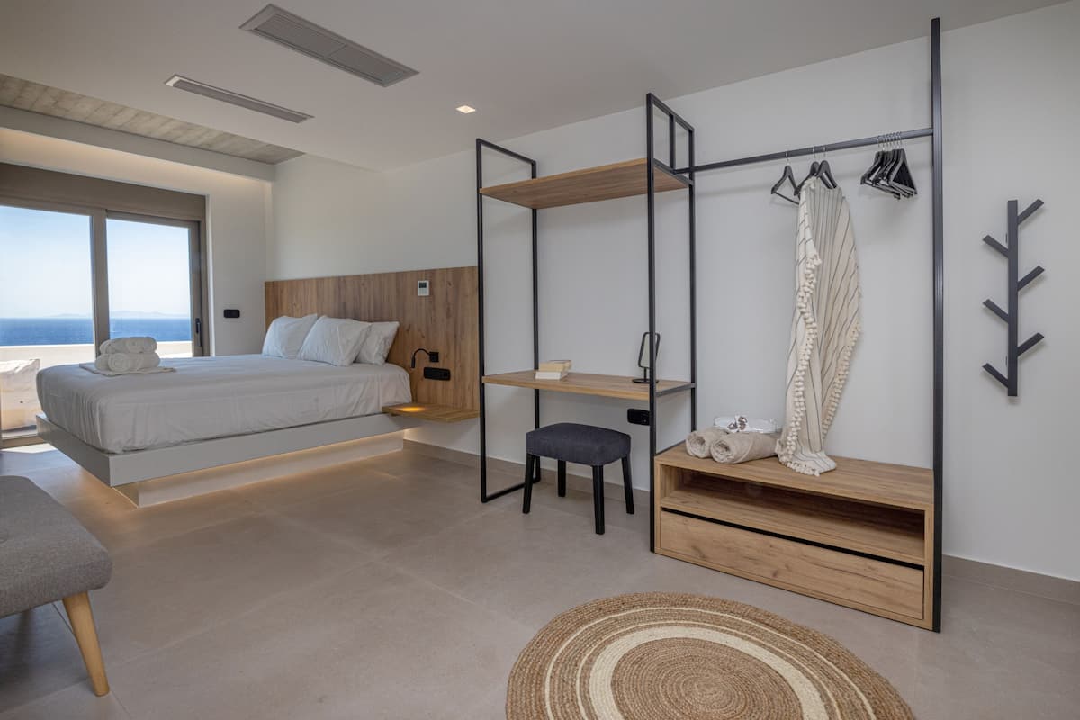 4 slaapkamers, pillowtop-bedden, een kluis op de kamer, een bureau