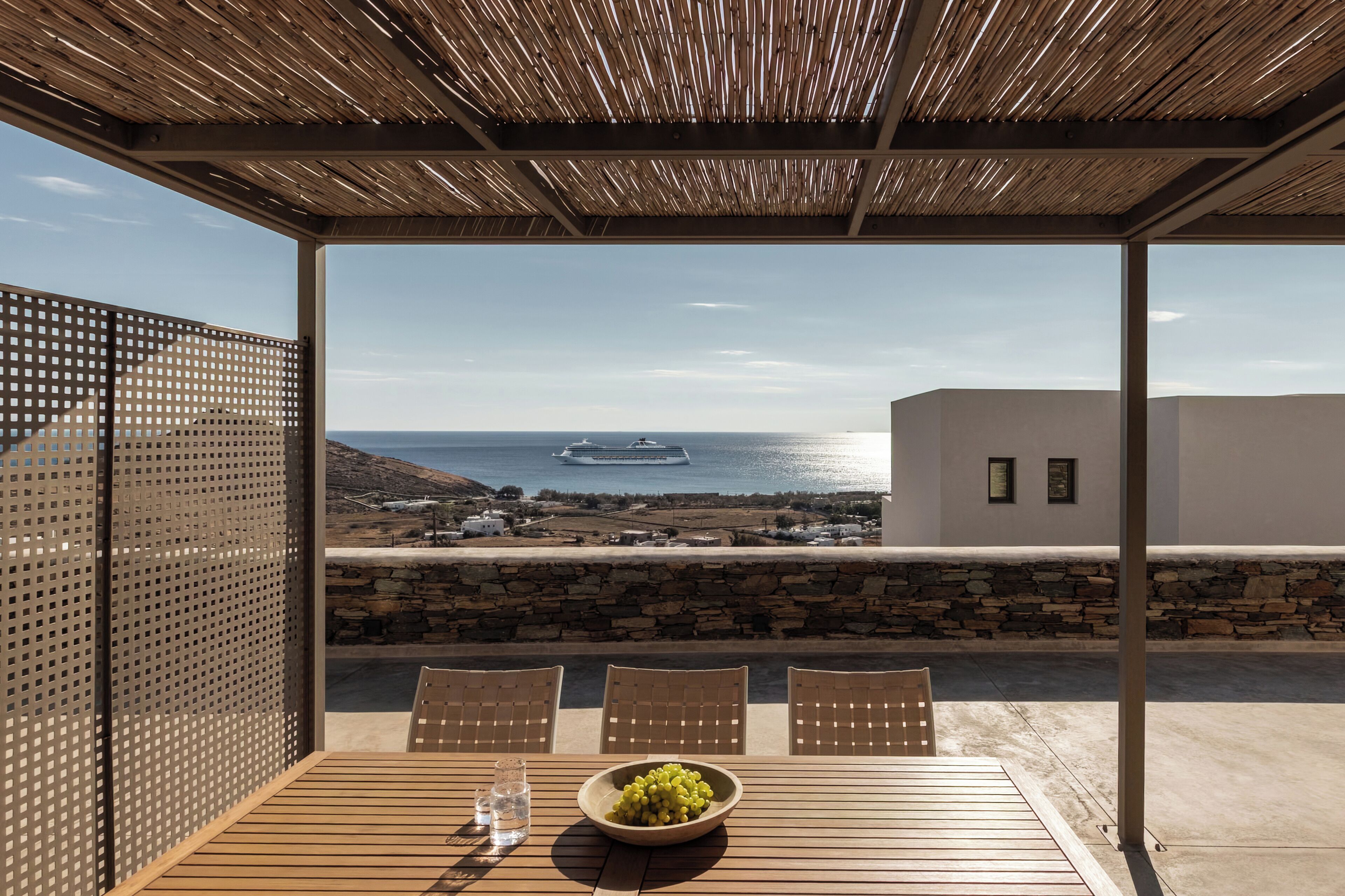 เตียงพร้อมฟูกเสริมที่นอน, ตู้นิรภัยในห้องพัก, โต๊ะทำงาน, ผ้าม่านกันแสง