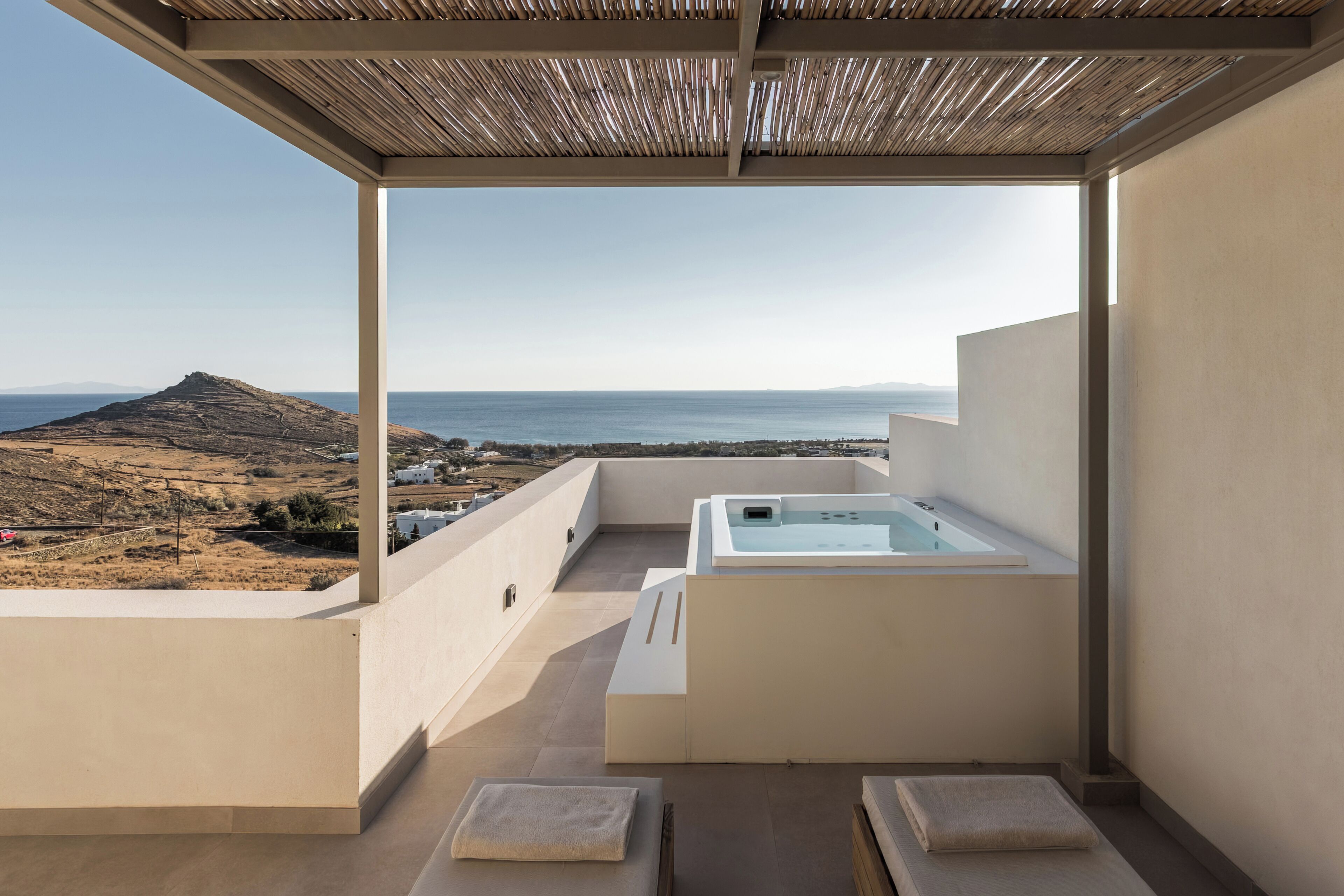 เตียงพร้อมฟูกเสริมที่นอน, ตู้นิรภัยในห้องพัก, โต๊ะทำงาน, ผ้าม่านกันแสง