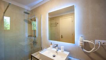 Baðker með sturtu, regnsturtuhaus, hárblásari, inniskór