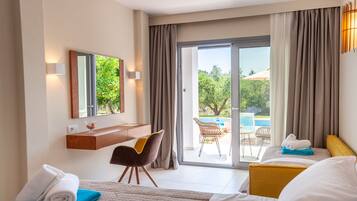 Habitación de hotel con cama, escritorio, silla, ventana grande con cortinas y vista a un área de piscina exterior.