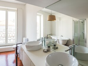 Panorama-suite | Badeværelse | Gratis toiletartikler, hårtørrer, håndklæder, Sæbe