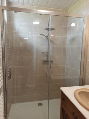 Dusche, Haartrockner, Handtücher, Seife