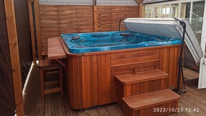 A wooden hot tub with steps and a table, surrounded by wooden walls and a glass roof. - Vacation home for 10 people 1h15 from Paris (Venon)