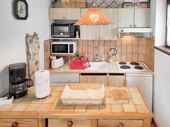 Een koelkast, een magnetron, een oven, een kookplaat