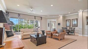 智能电视、书、立体声音响