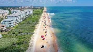 Beach nearby, sun loungers, beach towels