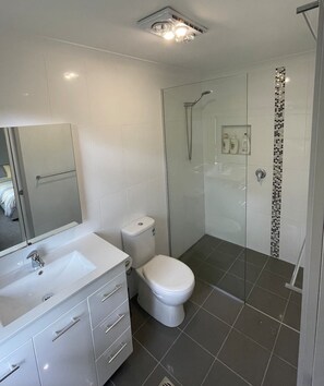 Een douche, een haardroger, handdoeken, zeep