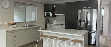 Refrigerador, microondas, horno y parrilla de estufa