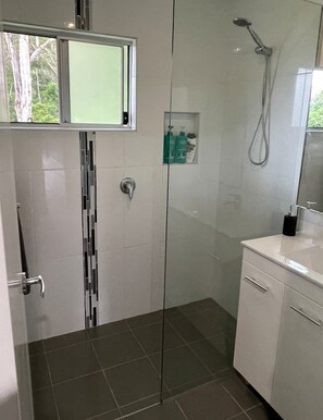 Chuveiro, secador de cabelo, toalhas de banho, sabonete